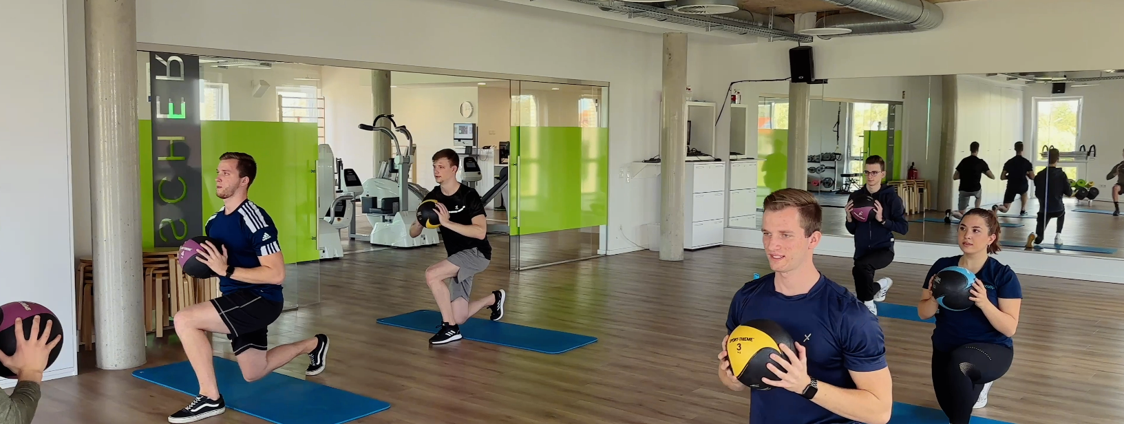 Personen im Fitnesstudio