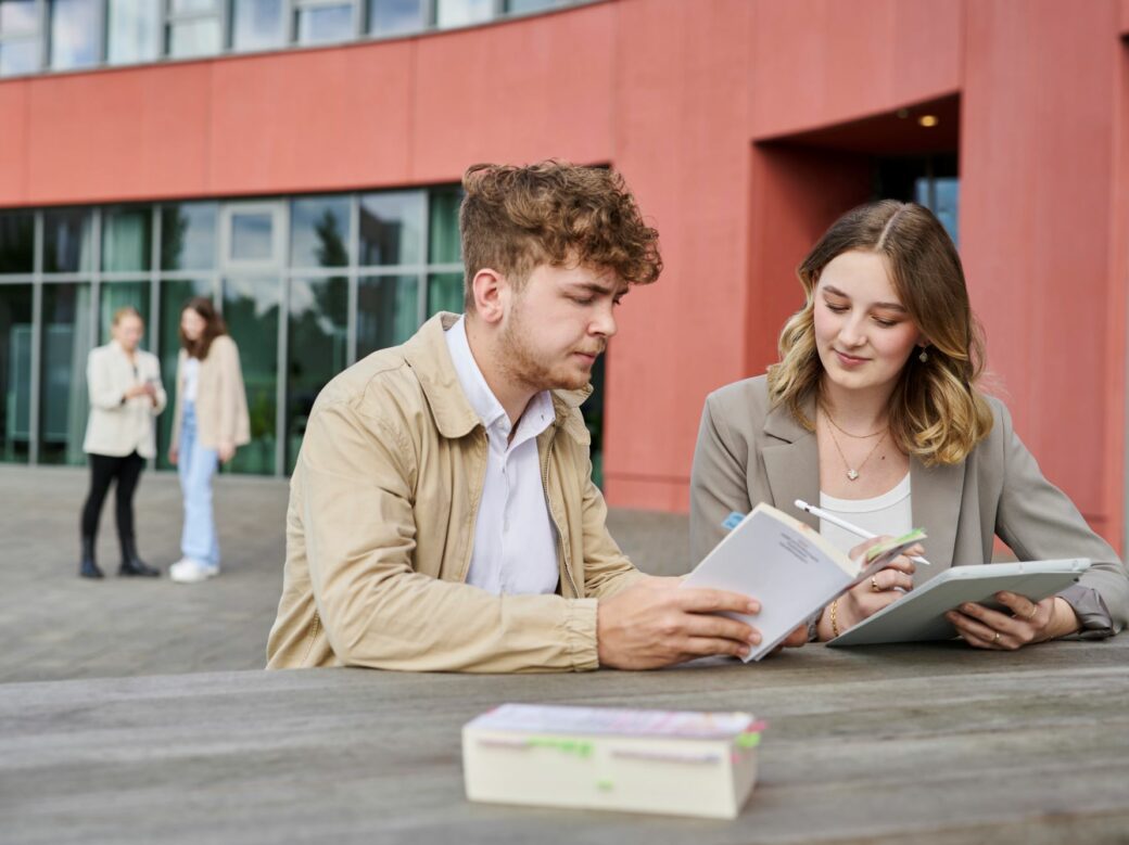 Zwei Auszubildende überlegen, was sie nach der Ausbildung bei d.velop machen wollen.