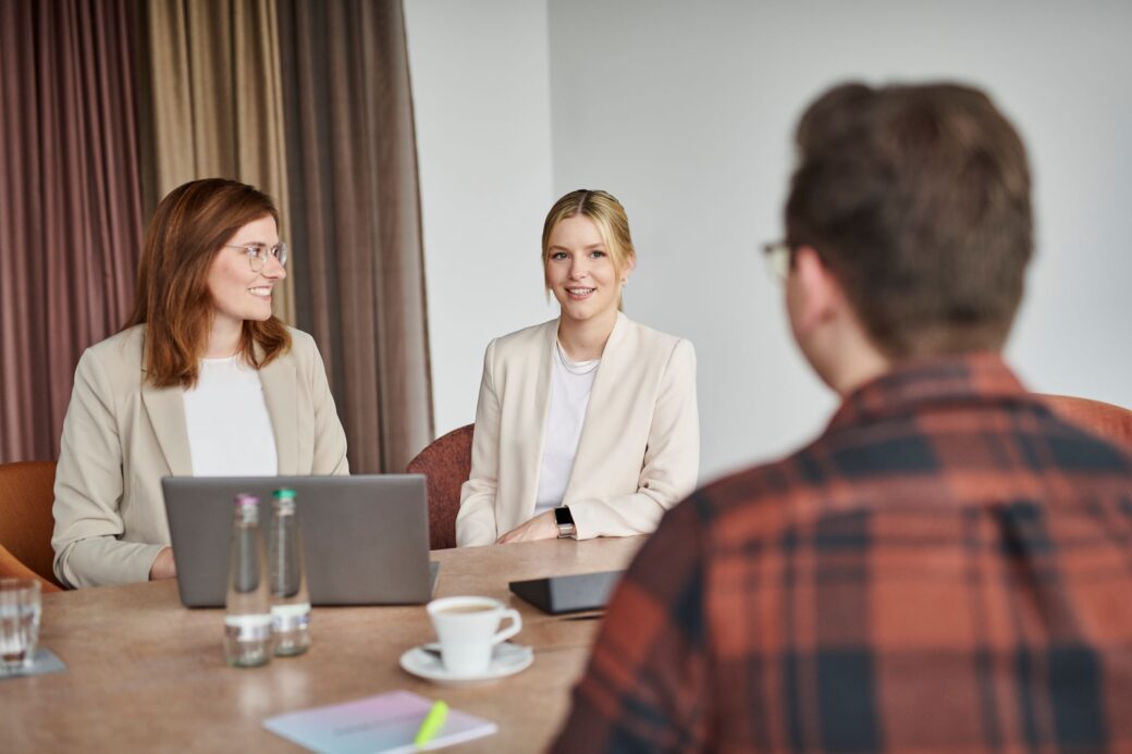 Bewerbungsgespräch über eine Ausbildung bei d.velop.