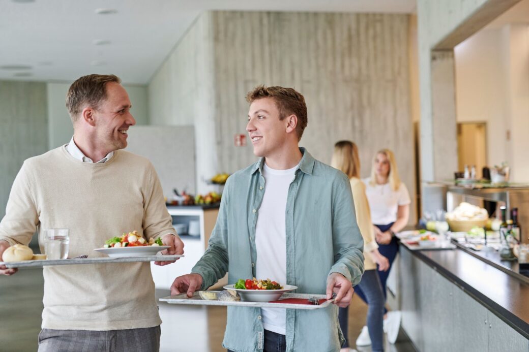 Mitarbeitende genießen die Kantine als Benefit der d.velop gemeinsam.