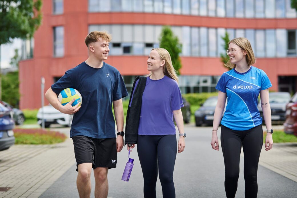 Mitarbeitende laufen gemeinsam in Sportkleidung über den Campus
