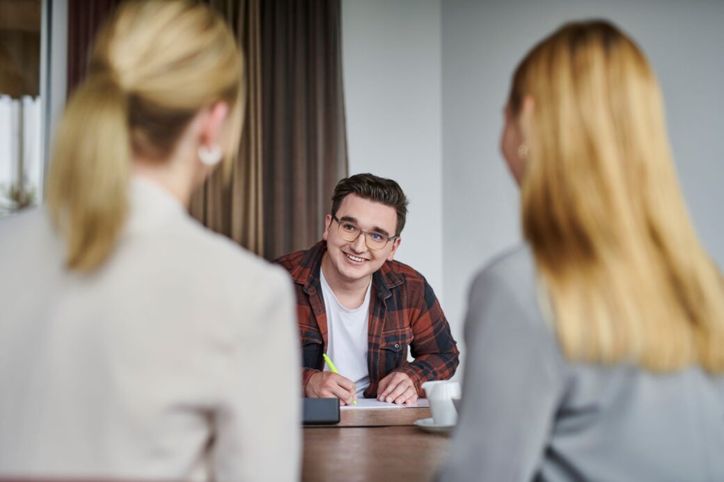 Recruiterinnen geben einen Überblick über den Bewerbungsprozess bei d.velop.