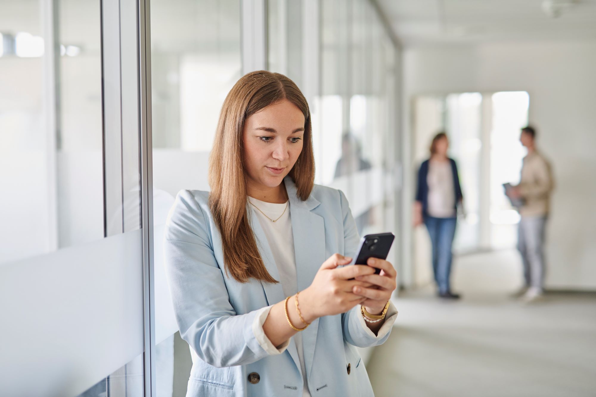 Bewerberin schickt übers Handy ihre Initiativbewerbung als Schnellbewerbung an d.velop ein.