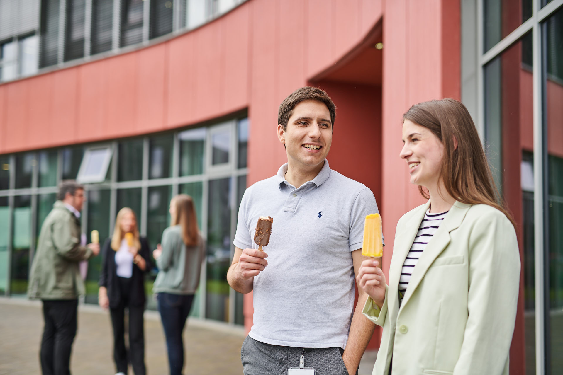 A d.velop employee is having an engaging conversation with a potential candidate.
